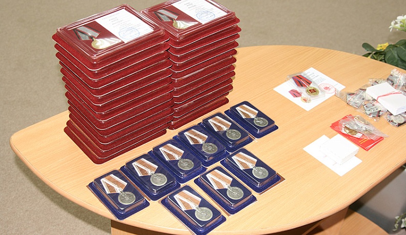 Родственники калужан, погибших в ходе боевых действий на Северном Кавказе, получили памятные медали