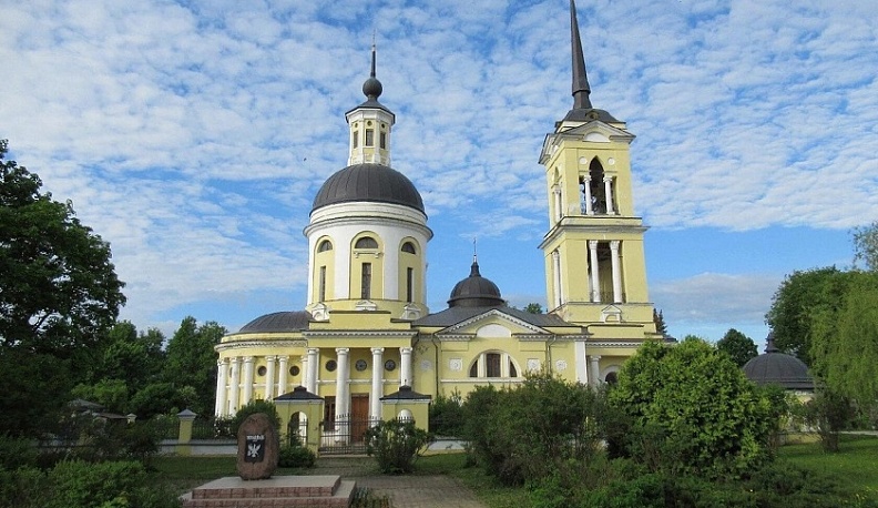 Владислав Шапша публикует на своих страницах в соцсетях весенние фото подписчиков