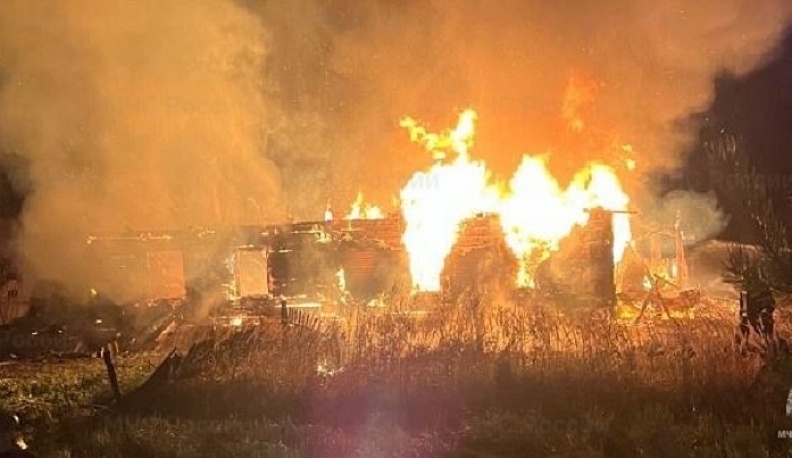 Дотла сгорел дом в Калужской области