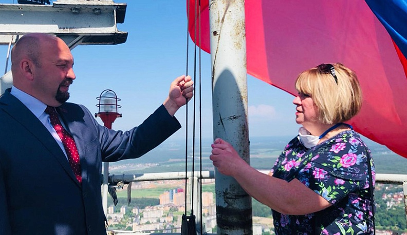 Врачи подняли флаг на обнинской метеовышке