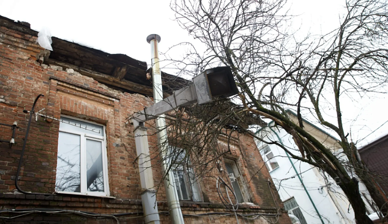 В Калуге на улице Театральной обрушилась крыша дома 