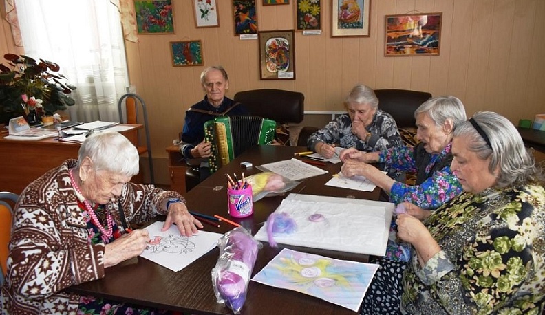 Пожилые жители Думиничского района посещают творческие занятия