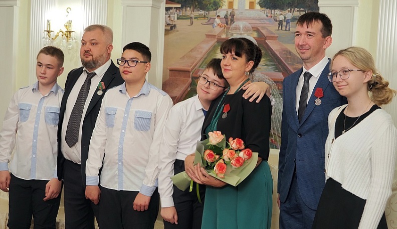 Калужанам вручили государственные и региональные награды