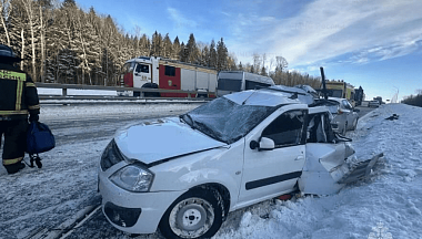 На «Золотом кольце» грузовик протаранил легковушку, пострадал ребёнок