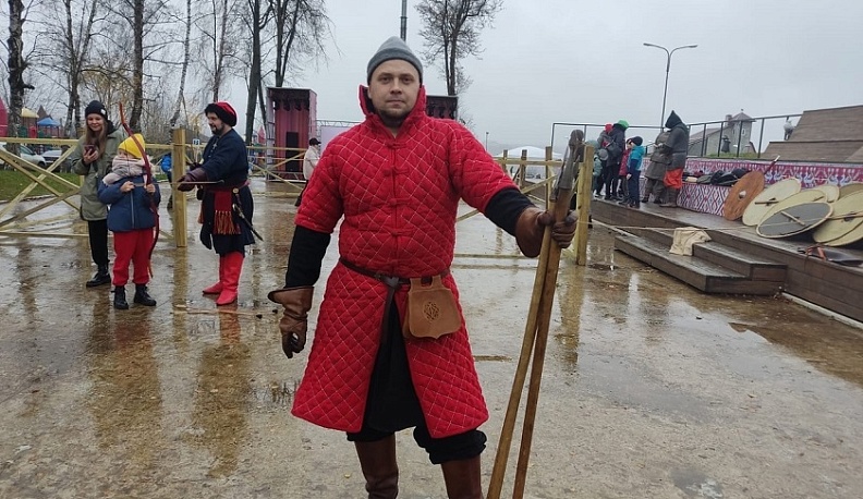 На фестивале «УграФест» калужан научили сражаться на мечах, стрелять из лука и метать копьё