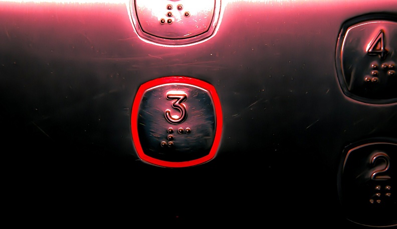 В Калуге увеличили количество домов, где заменят лифты в 2022 году