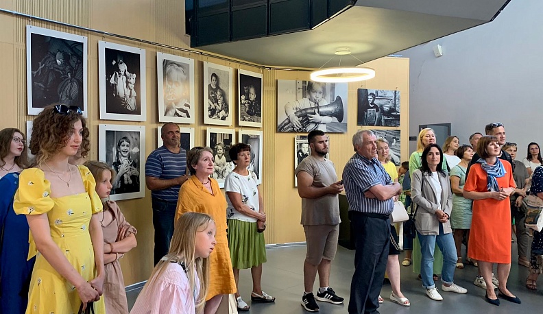 В Калуге открылась фотовыставка детских портретов «Сядь нормально!»