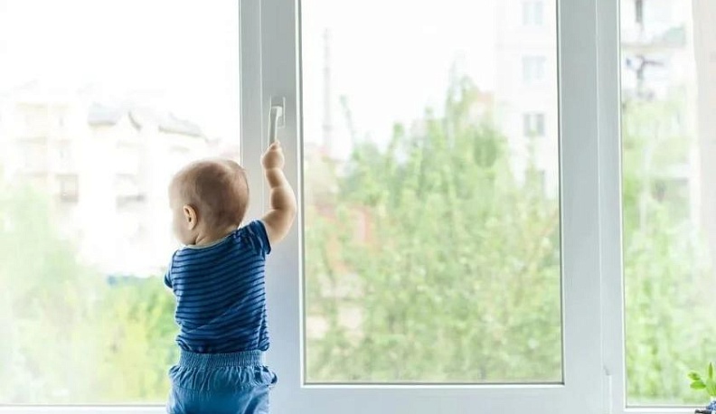 Ольга Коробова призвала калужских родителей обезопасить детей от падения из окон