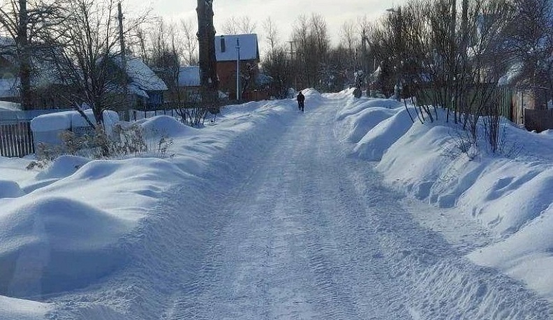 После обращения жителей в селе Перемышльского округа убрали снег