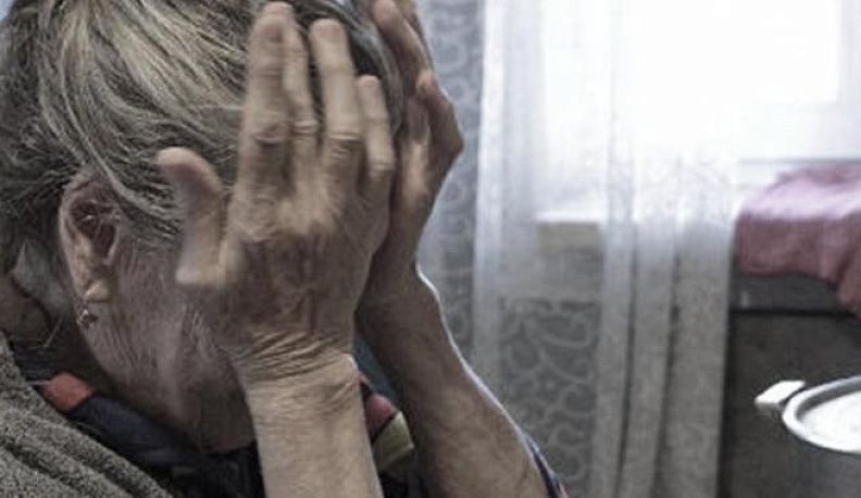 Мошенники трижды обокрали одинокую калужанку