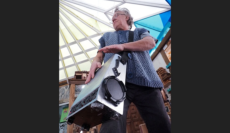 Николай любит импровизировать на самодельных музыкальных инструментах. 