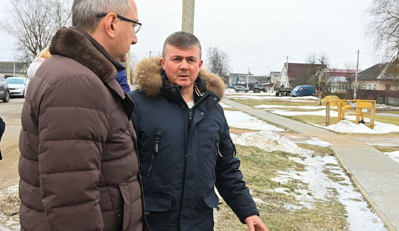 Владислав Шапша поручил главе администрации Кировского района доделать в райцентре тротуар на улице Советской 
