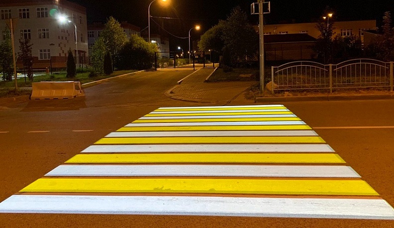 В Калуге установили 10 новых проекционных пешеходных переходов