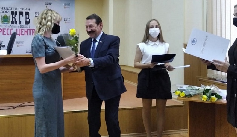 В Калуге депутат Госдумы наградил волонтеров 