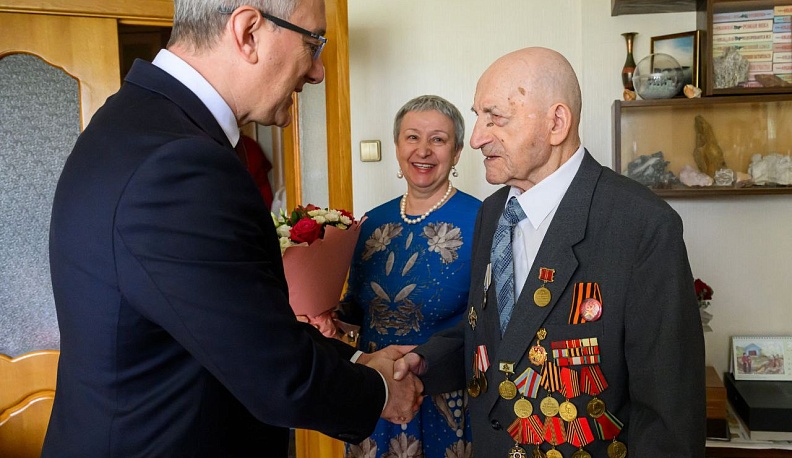 Владислав Шапша поздравил ветерана Великой Отечественной войны Петра Батуринцева