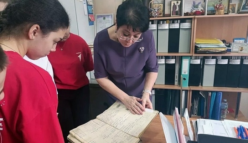 Мещовские школьники узнали секреты работы ЗАГСа на ярмарке трудоустройства