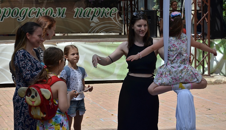 В калужском парке культуры и отдыха прошло выступление воздушных гимнастов