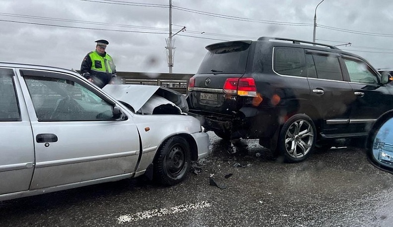Авария из трёх машин ограничила с утра въезд в Калугу с Правого берега