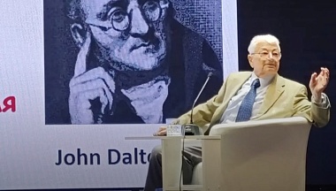 В Обнинске перед полным залом выступил легендарный физик Юрий Оганесян