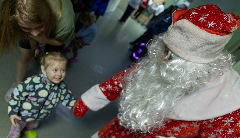 В Калуге новогодний десант спустился с крыши областной детской больницы