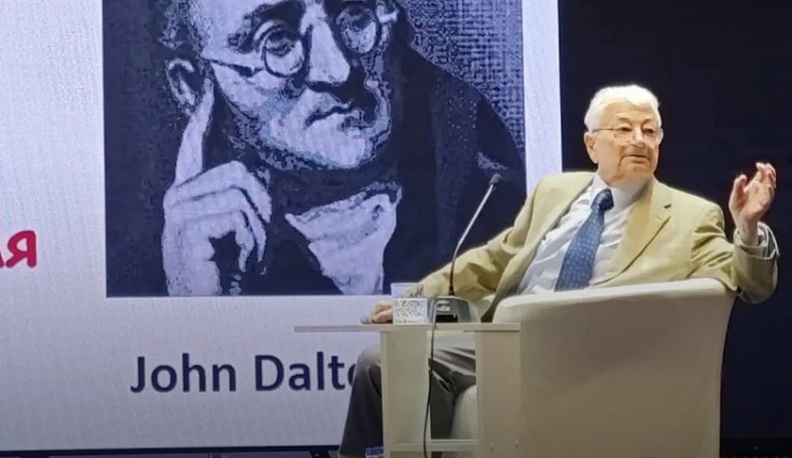 В Обнинске перед полным залом выступил легендарный физик Юрий Оганесян