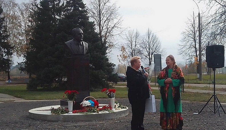 В Высокиничах открыли бюст Героя Социалистического труда Ивана Ермакова
