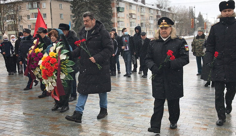 В День защитника Отечества обнинцы возложили венки и цветы к Вечному огню