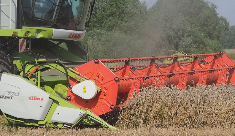 На полях Калужской области идет уборка урожая и заготовка кормов