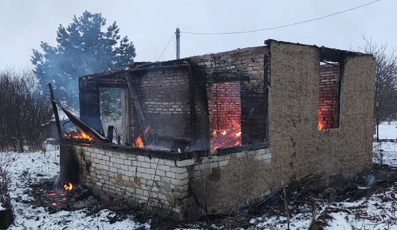Хозпостройка сгорела в одном из СНТ в Калужской области