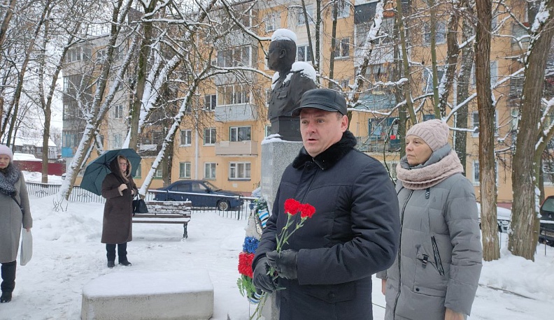В Калуге возложили цветы к бюсту генерал-полковника Болдина 