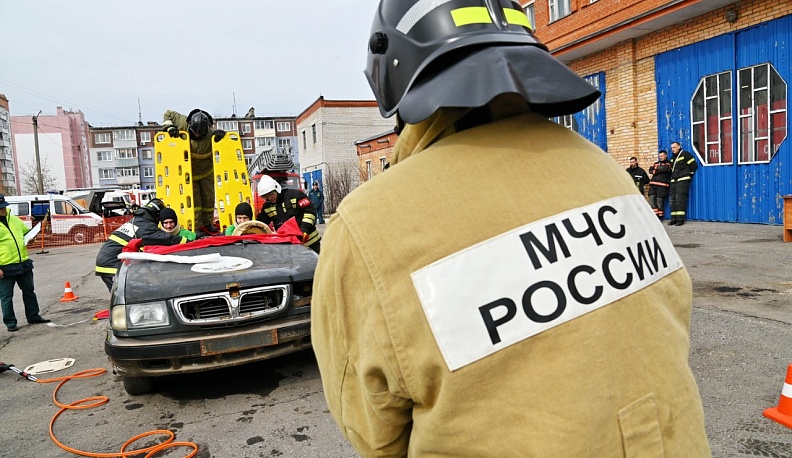 В Калуге в условиях близких к реальным проходят соревнования по спасению в ДТП