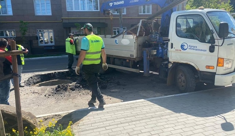 В Калуге на улице Московской по гарантии восстанавливают люки 