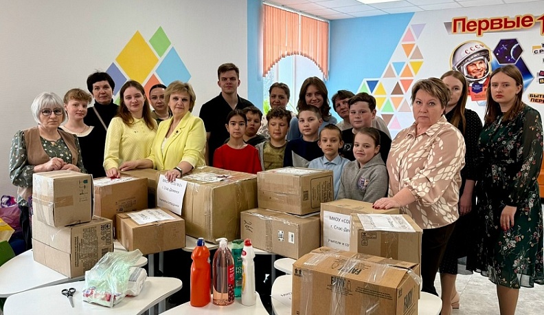 Спас-Деменские школьники и педагоги собрали гуманитарную помощь для героев СВО