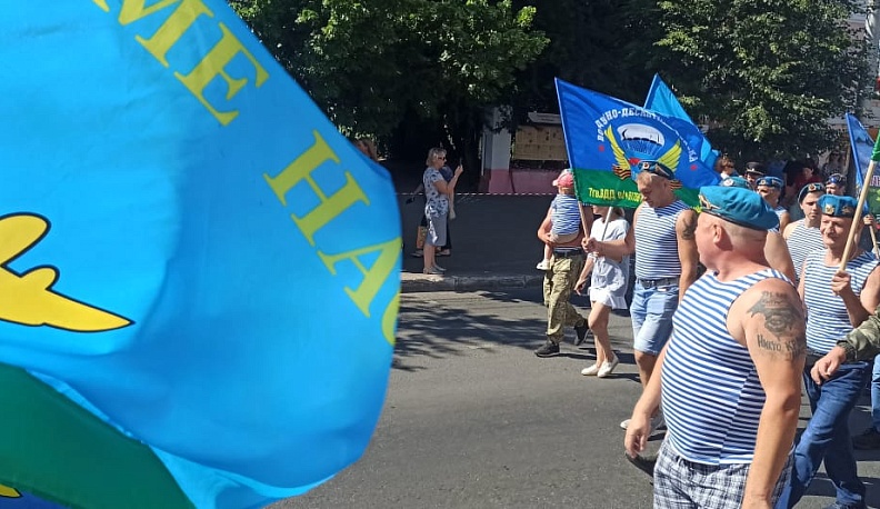 В Калуге десантники прошли шествием по улице Кирова