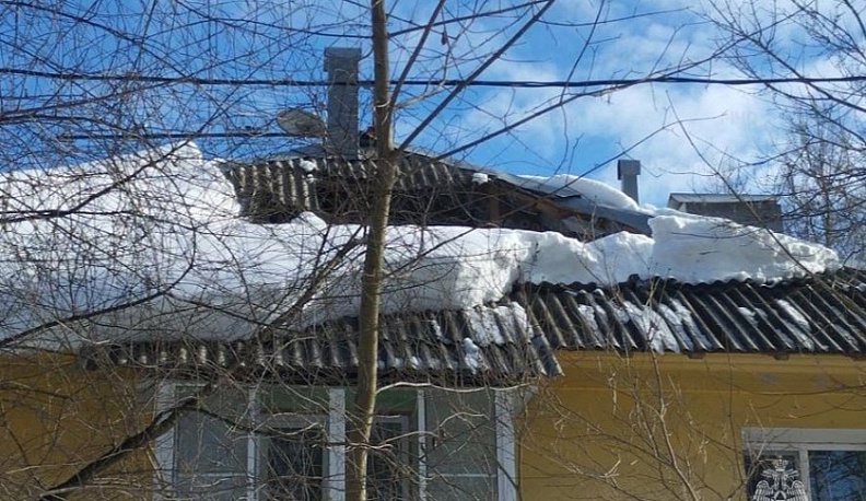 В Калуге обрушилась крыша двух домов из-за снега