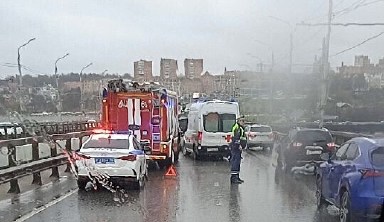 Авария из трёх машин ограничила с утра въезд в Калугу с Правого берега