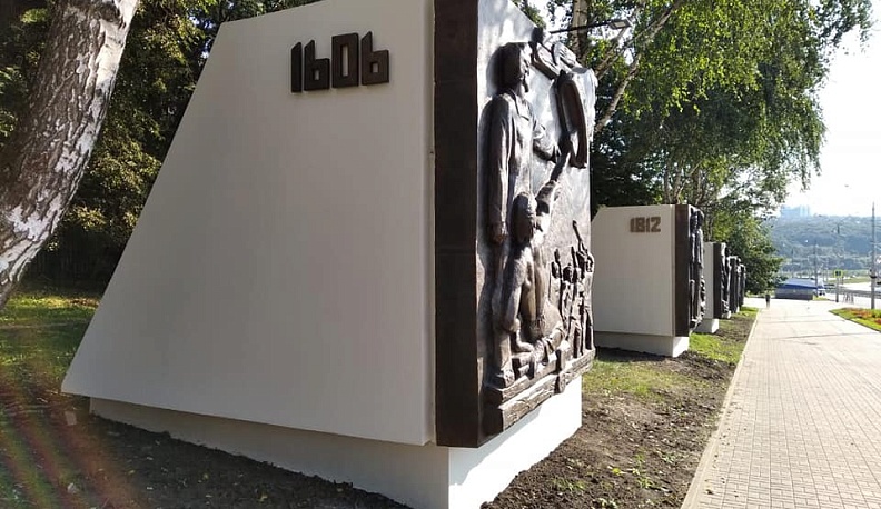 В Калуге восстановили исторические даты на пилонах по улице Гагарина