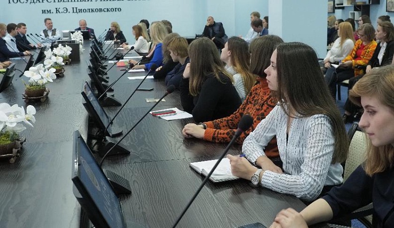 Студенты могут преподавать в школах