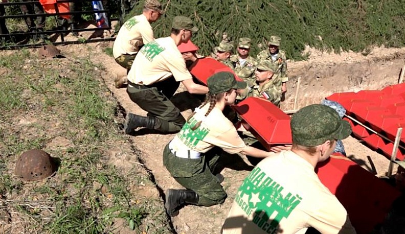Торжественное перезахоронение останков советских воинов, поднятых членами поискового отряда «Русь» во время военно-исторической экспедиции «Западный фронт. Варшавское шоссе».