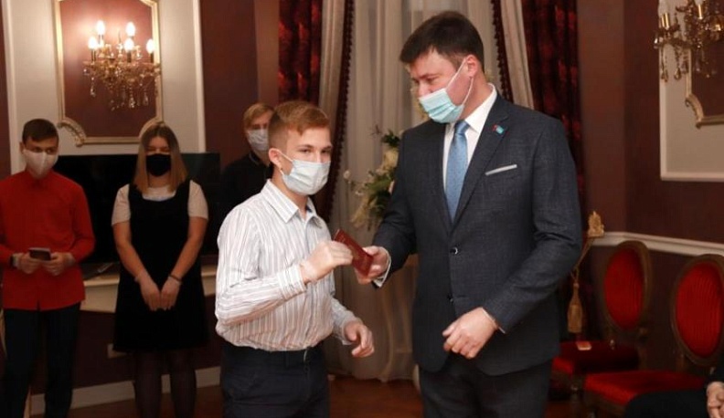 Юные калужане получили паспорта в преддверии Дня народного единства