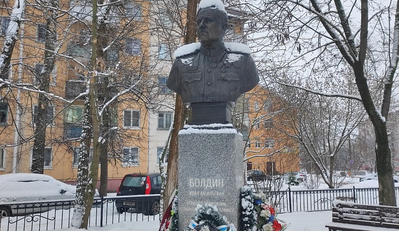 В Калуге возложили цветы к бюсту генерал-полковника Болдина 