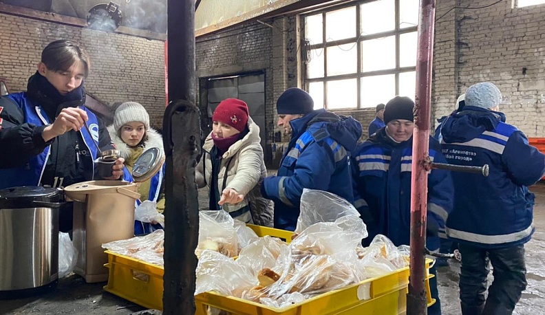 Волонтёры в Людинове напоили чаем коммунальщиков, которые убирают снег