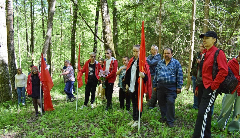 В Тарусском районе в День пионерии прошла встреча у партизанской землянки
