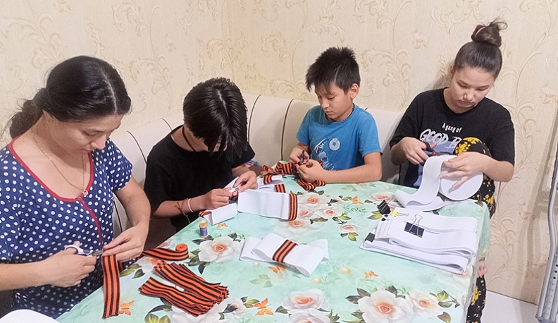 Юные помощники изготавливают нарукавные повязки.