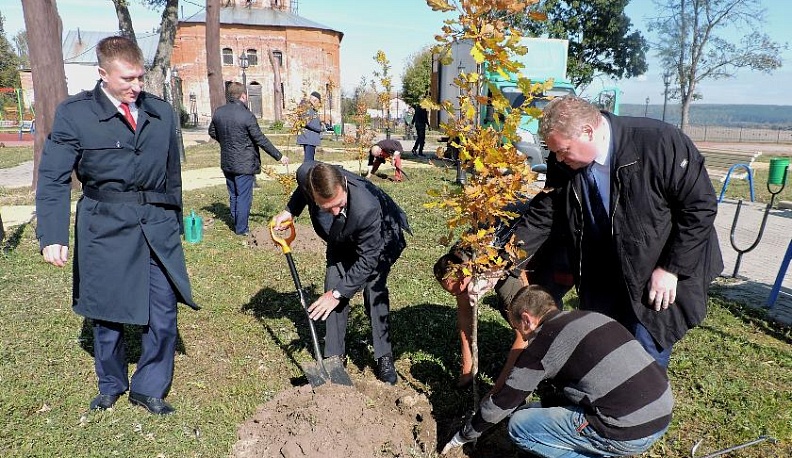 В Перемышле посадили 20 деревьев памяти