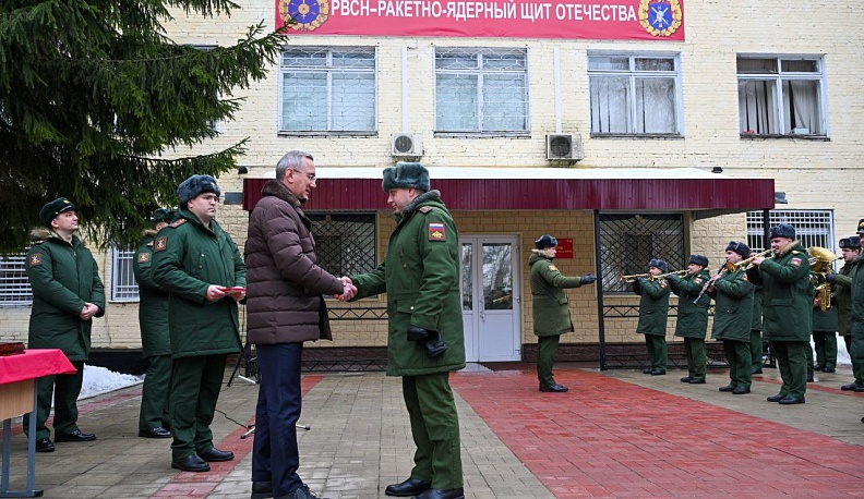 Владислав Шапша встретился в Козельске с военнослужащими и вручил награды