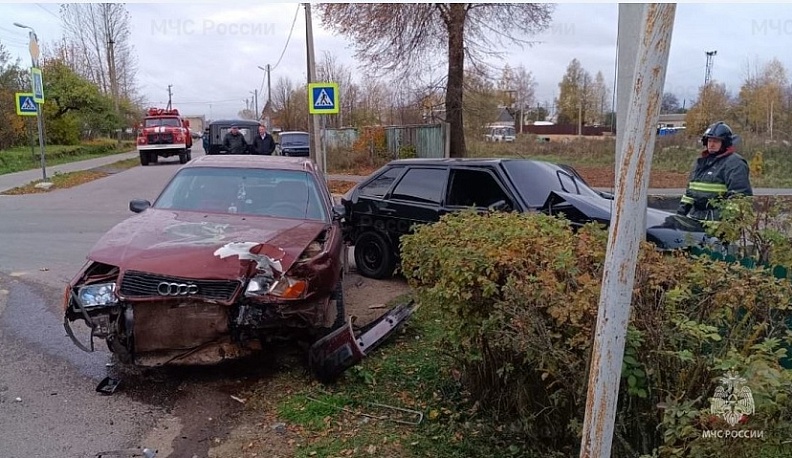 Иномарка и отечественный автомобиль столкнулись в Калужской области