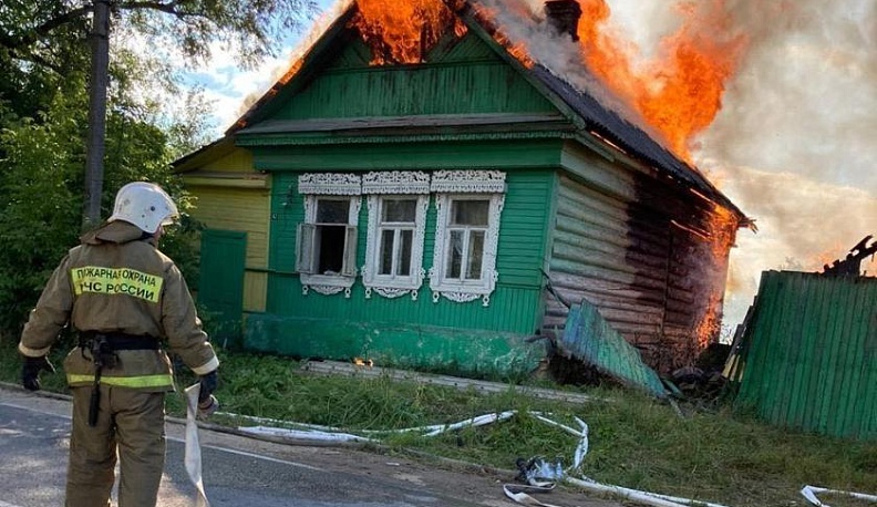 В Калужской области сгорел жилой дом с резными наличниками