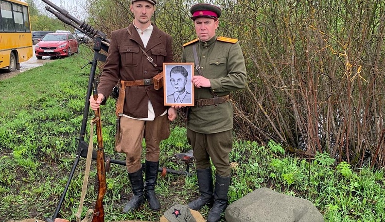 Работники Дятьковского историко-краеведческого музея с портретом Измайлова.