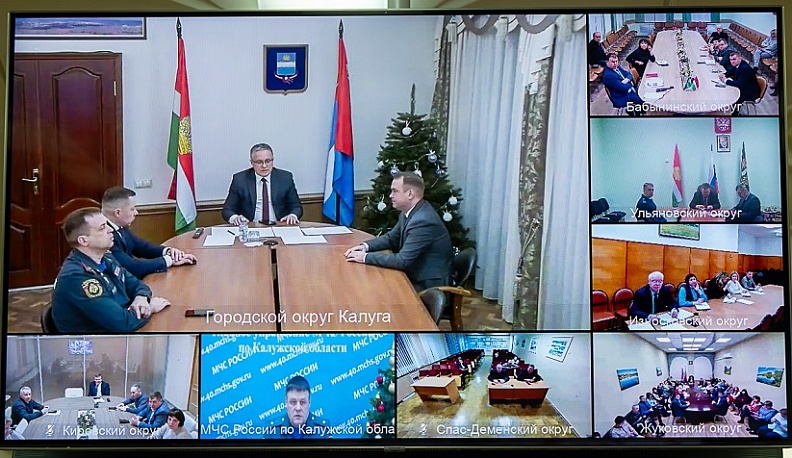 Владислав Шапша поручил профильным ведомствам в ближайшие дни очистить от снега дворовые территории 